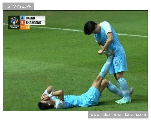 足球场边“失误”引发热议:谁说专业就一定无瑕?